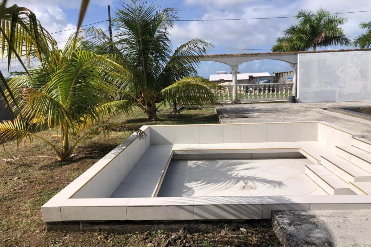 Location Villa 4 personnes Martinique construction salon près de piscine